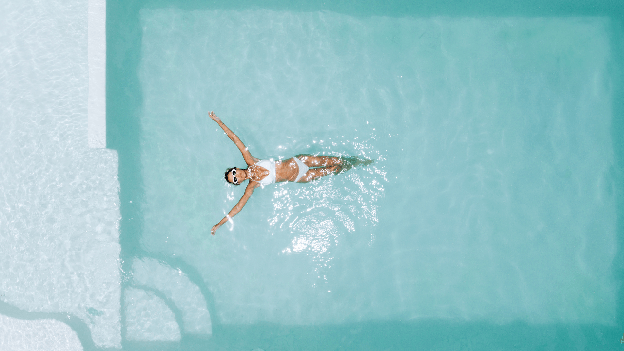 piscine après accouchement femme dans l'eau