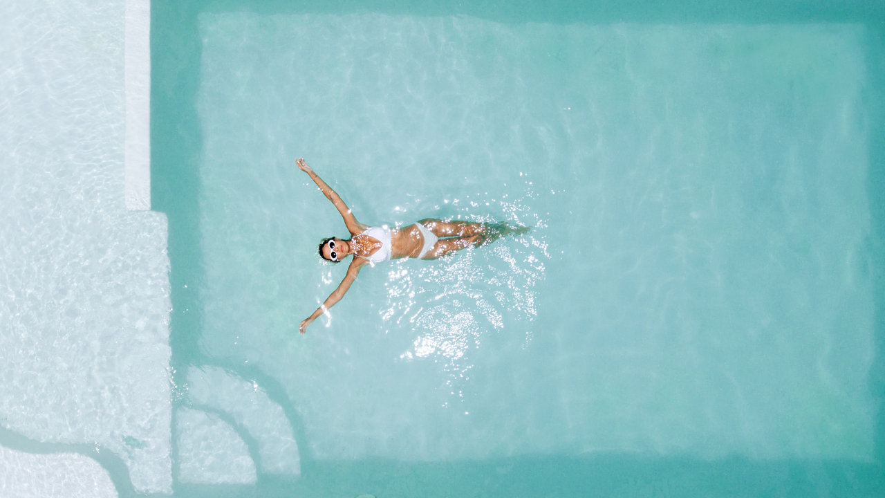 piscine après accouchement femme dans l'eau 