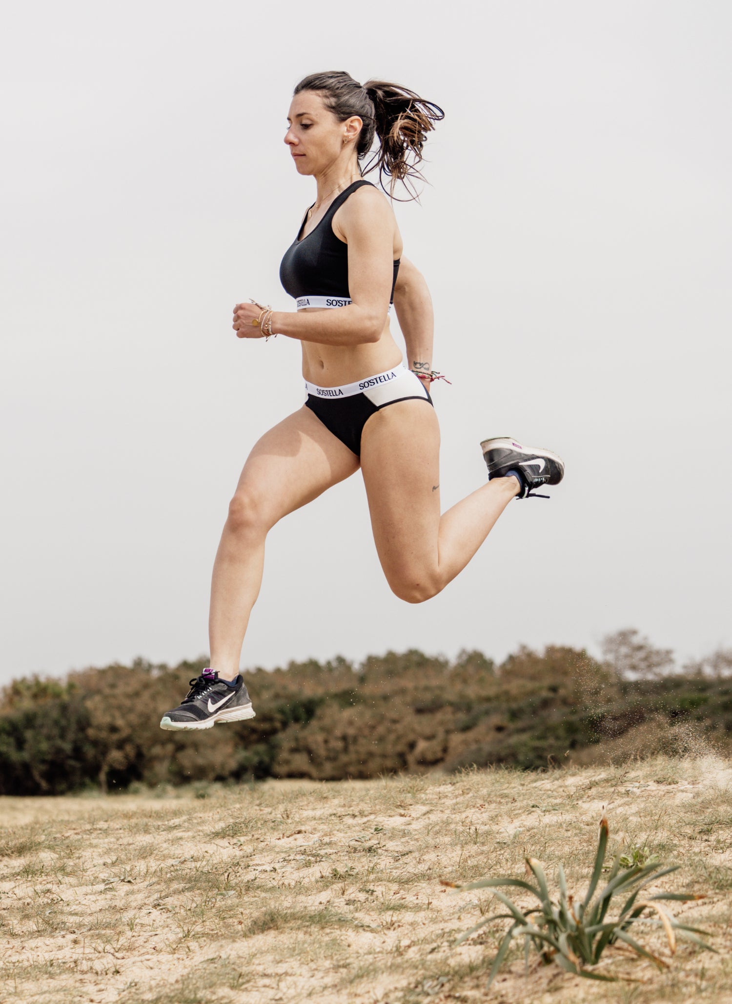 Femme faisant du sport avec une culotte de règles respirante